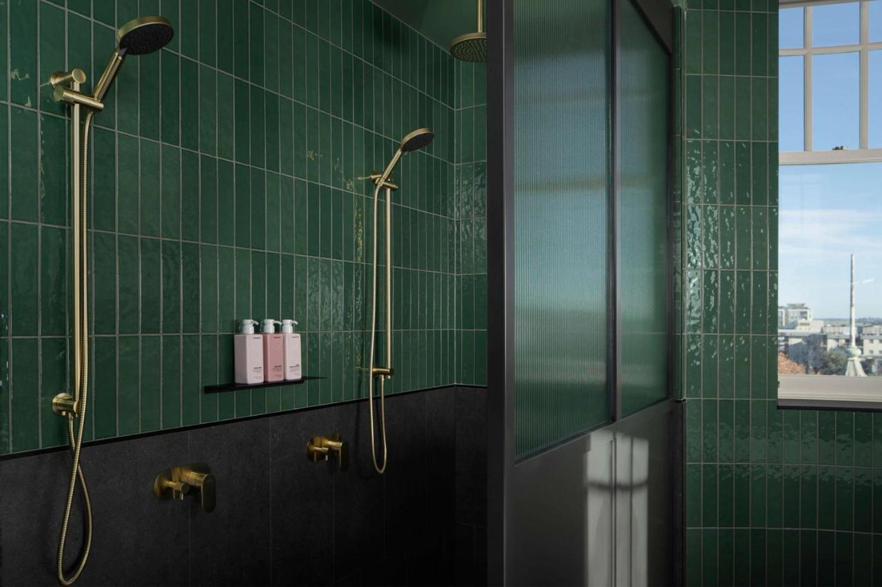 Hotel Qt Newcastle Extérieur photo Bathroom with shower