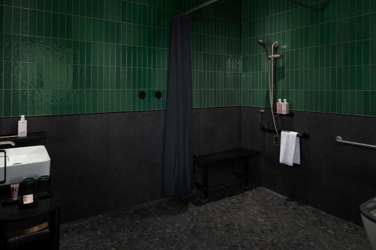 Hotel Qt Newcastle Extérieur photo A shower with a shower curtain