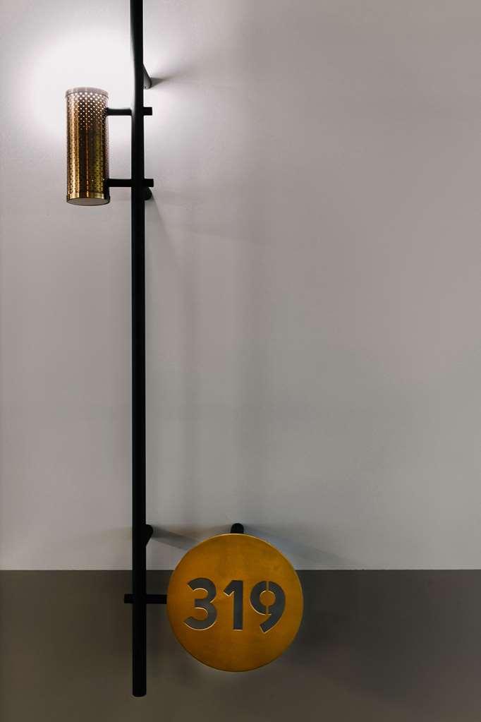 Hotel Qt Newcastle Chambre photo A candle clock